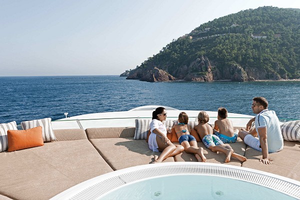 做資深三亞旅游達(dá)人，游艇旅游更時(shí)尚！