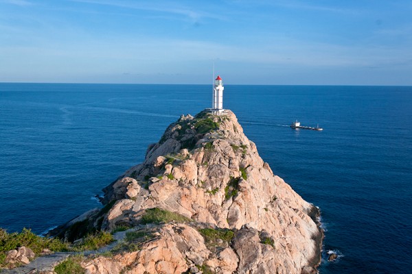 三亞海釣?zāi)康牡赝扑]，租艘釣魚艇去海釣吧！